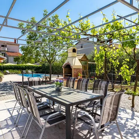 Anton, Apartman *